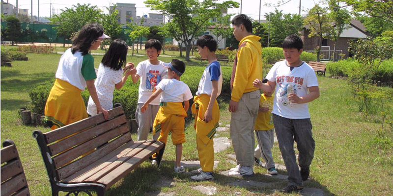 푸른하늘에 파란 꿈을 그려요의 아이들 노는 모습