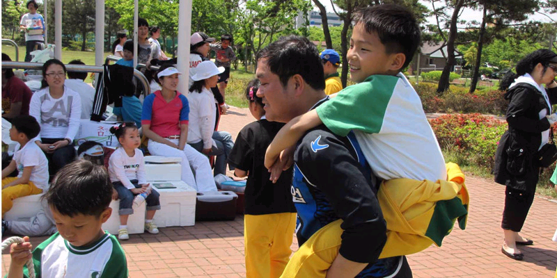 푸른하늘에 파란 꿈을 그려요의 아이들 어부바 모습